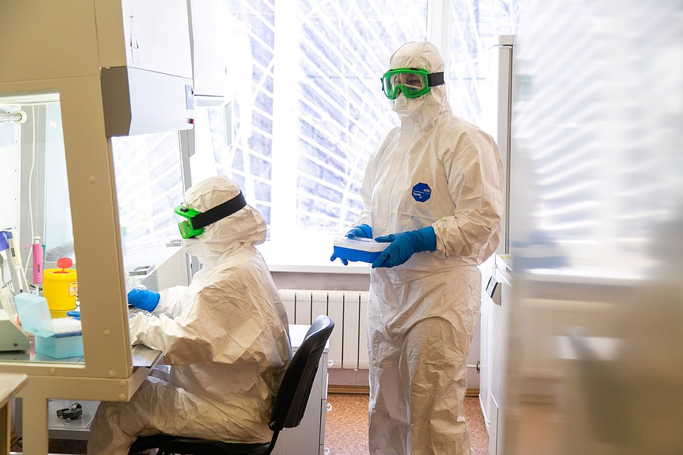 Эта болезнь обычно передаётся, когда вы прикасаетесь к чему-то инфицированному: к человеку или поверхности с вирусом.