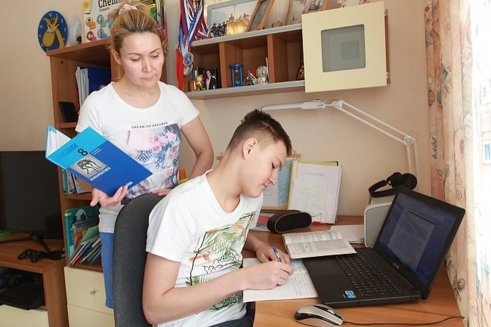 Привыкаем к новым условиям: школьники пробудут на дистанционном обучении до конца месяца.