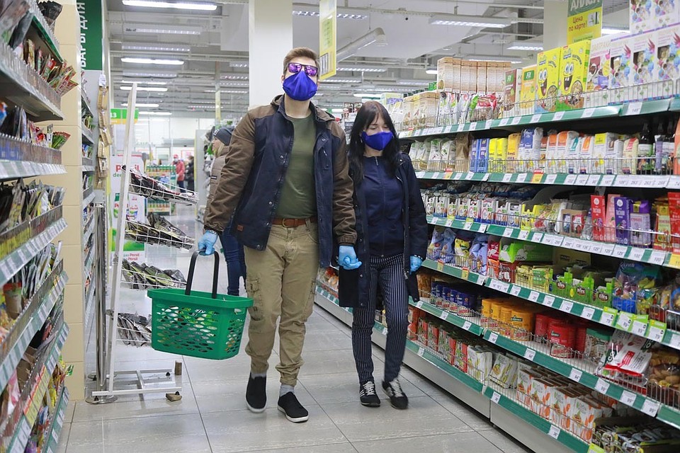 Среднестатистическая семья на прошлой неделе потратила на покупки почти в два раза меньше денег, чем раньше