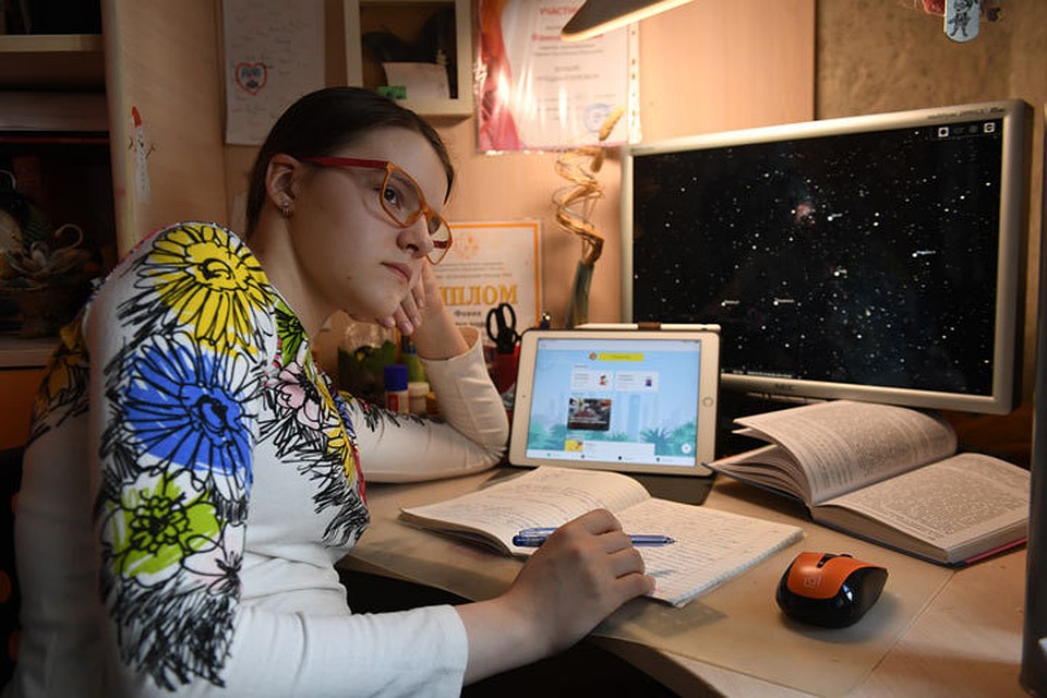 Школьники перешли на дистанционное обучение.