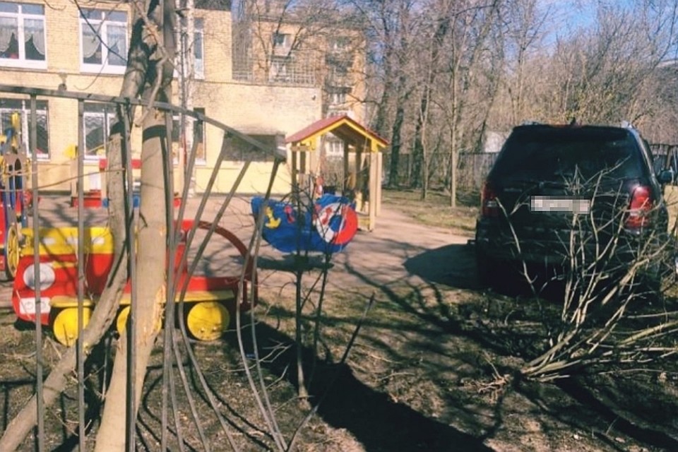 Сильно пьяная женщина, предварительно, оказалась виновницей в ДТП на территории площадки детского сада в Петербурге. Фото: vk.com/dorinspb