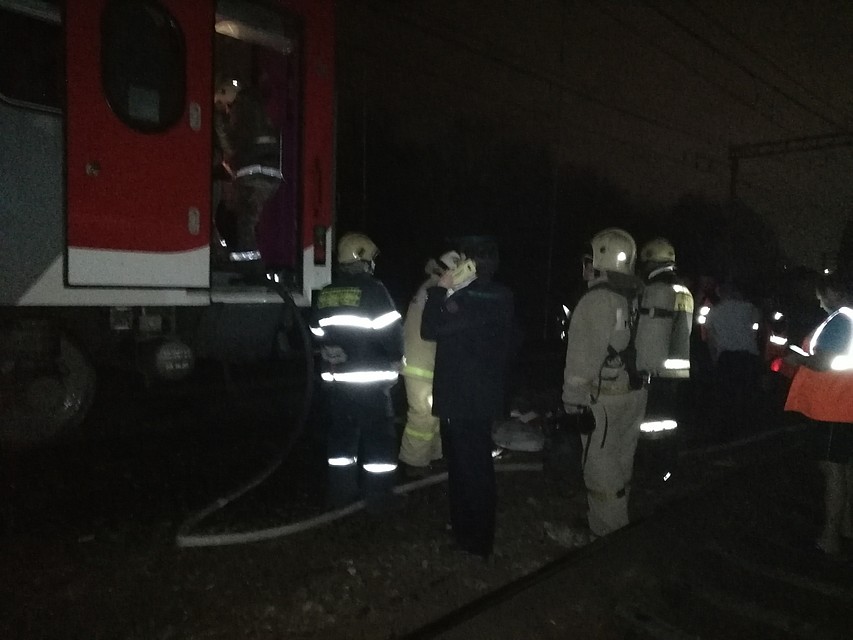 Поезд «Воронеж-Москва» загорелся вечером 8 апреля у станции «Дягилево» в Рязани. Фото: ГУ МЧС по Рязанской области.