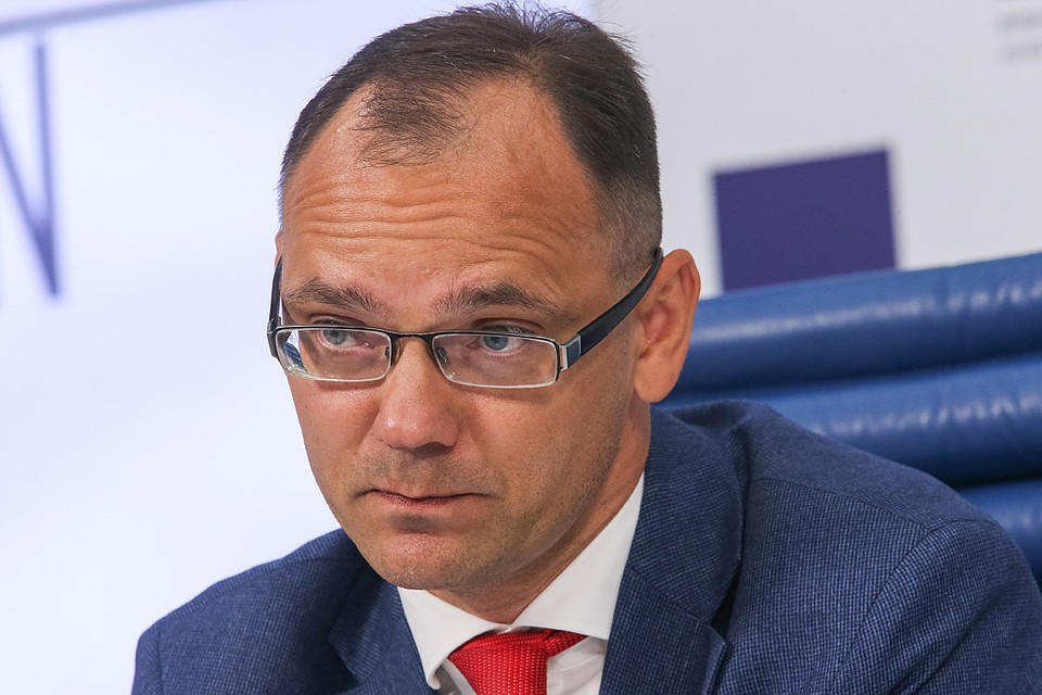 Дмитрий Глушко сообщил, что самоизолировался в кабинете министерства просвещения и там же тренируется перед будущими соревнованиями. Фото: Владимир Гердо/ТАСС
