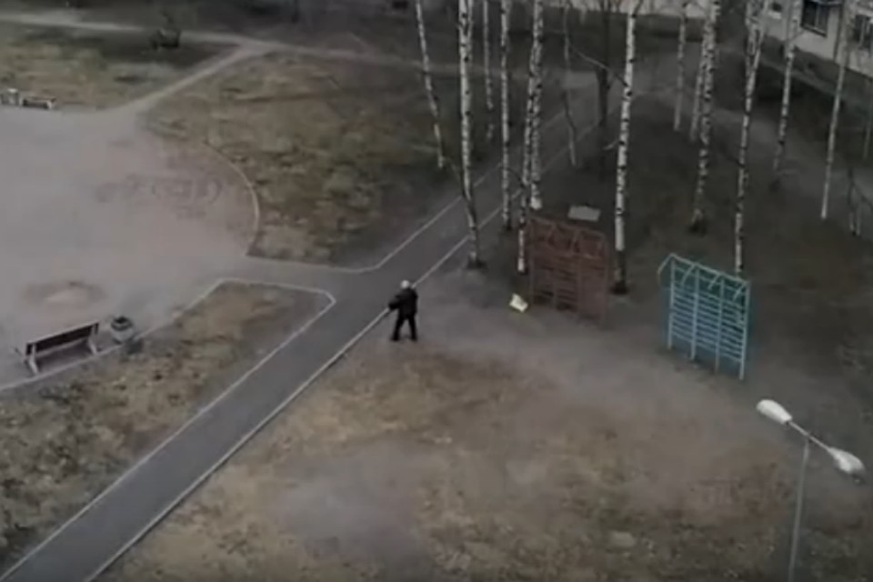 Мужчина утроил концерт для жителей двора в Петербурге, сидящих на самоизоляции