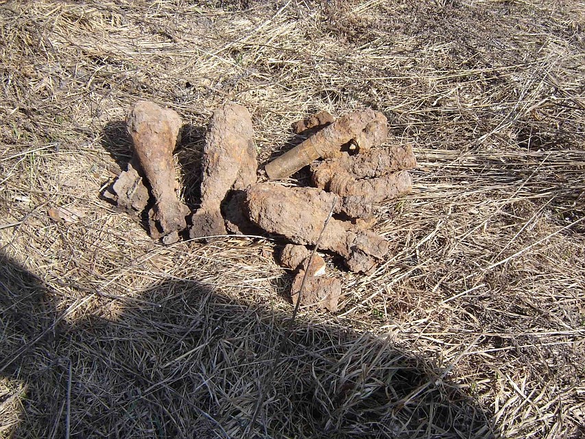 Хотя боеприпасы пролежали в земле много лет, они все равно опасны