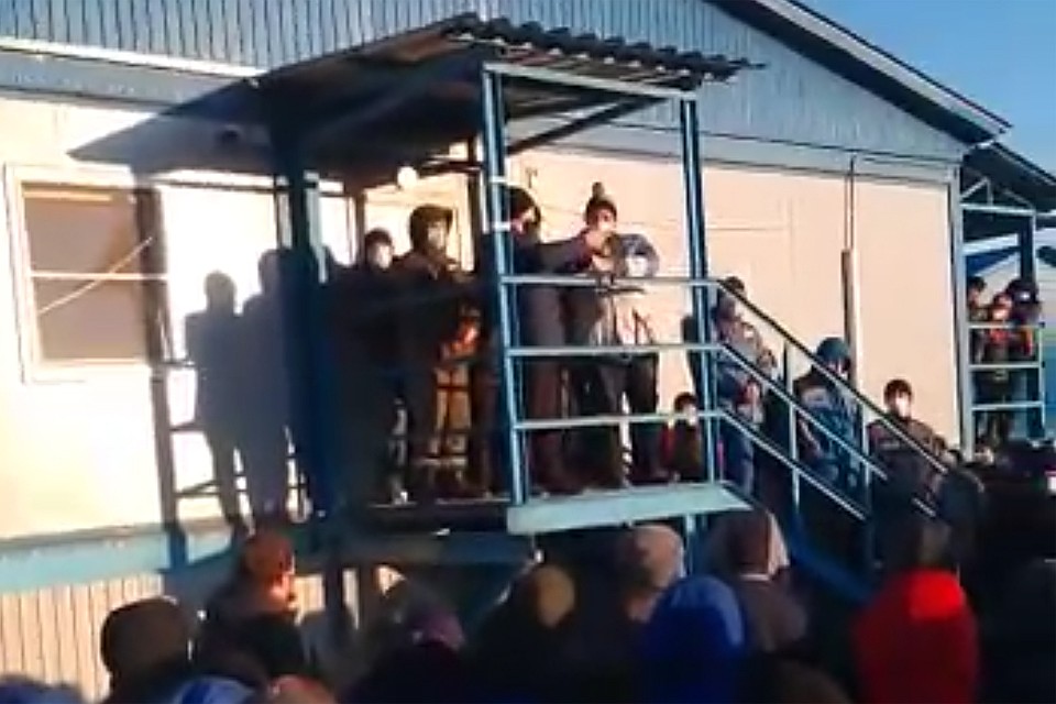 Особо горячие головы ломанулись на стихийный митинг.