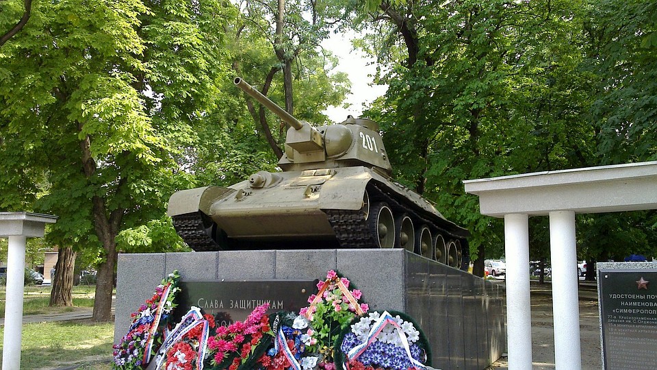 На месте братской могилы в Симферополе, где похоронена наша землячка Валентина Бархатова, установлен танк.