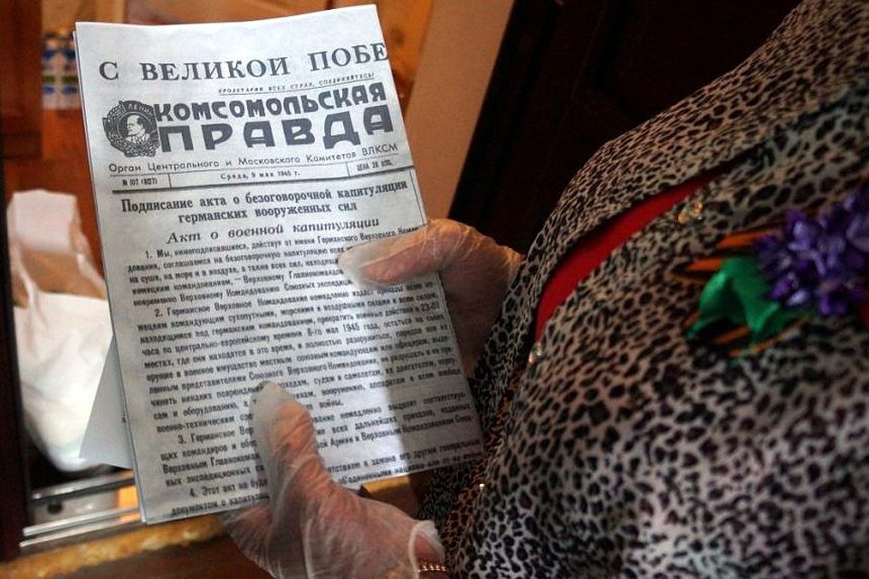 Двум шацким ветеранам вручили копию "победной" газеты. Фото: сайт ИД "Пресса".