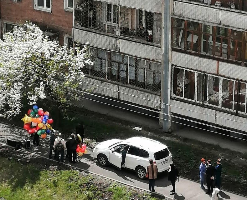 101-летнего ветерана ВОВ поздравили с Днем Победы концертом под его балконом в Иркутске. Фото: Олеся ПЕЛЬНОВА