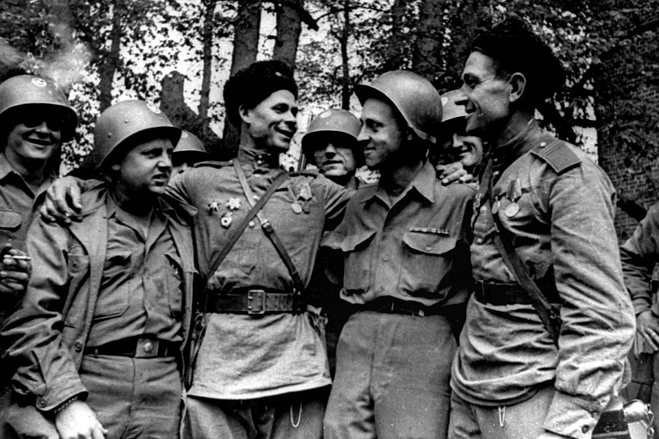 Встреча американских и советских солдат на Эльбе в 1945 году. Фото: Аркадий Шайхет/Фотохроника ТАСС