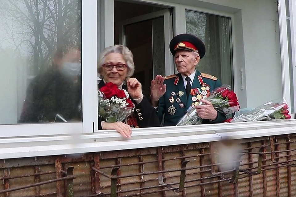 Пожалуй, одним из самых трогательных был праздник, который устроили в столичном районе защитнику Брестской крепости Петру Павловичу Котельникову. Фото: Пресс-служба МЧС России