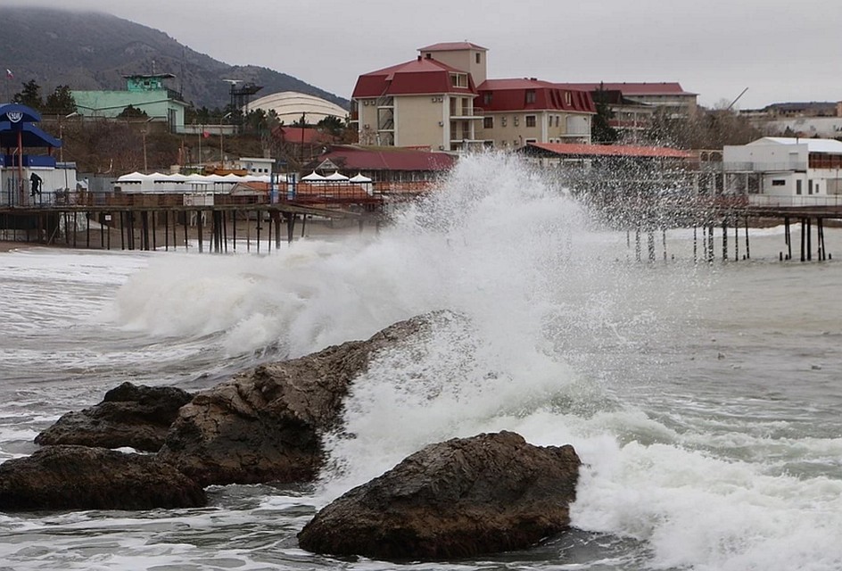 МЧС просит крымчан воздержаться от выхода в море