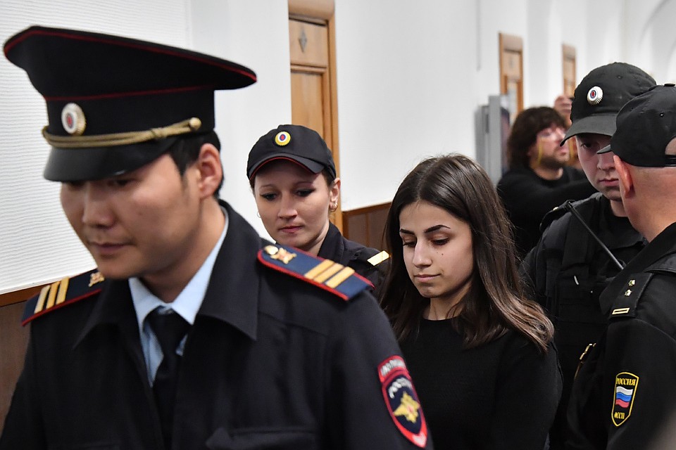 Защита будет добиваться переквалификации статьи. На фото: Ангелина Хачатурян.