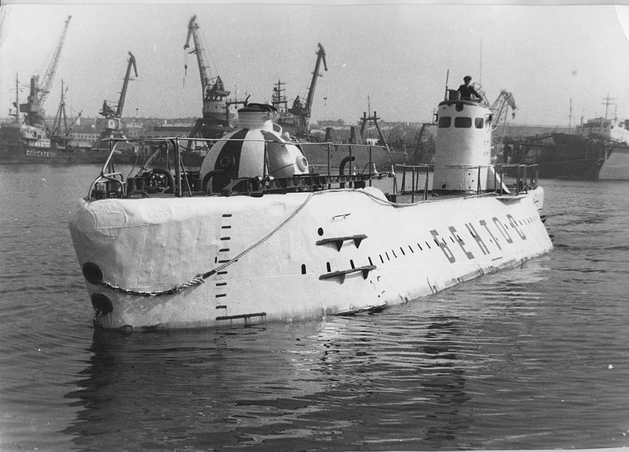 Подводная лаборатория «Бентос-300» в Севастопольской бухте. В советские годы увидеть лодку всплывающей в бухте считалось обычным явлением