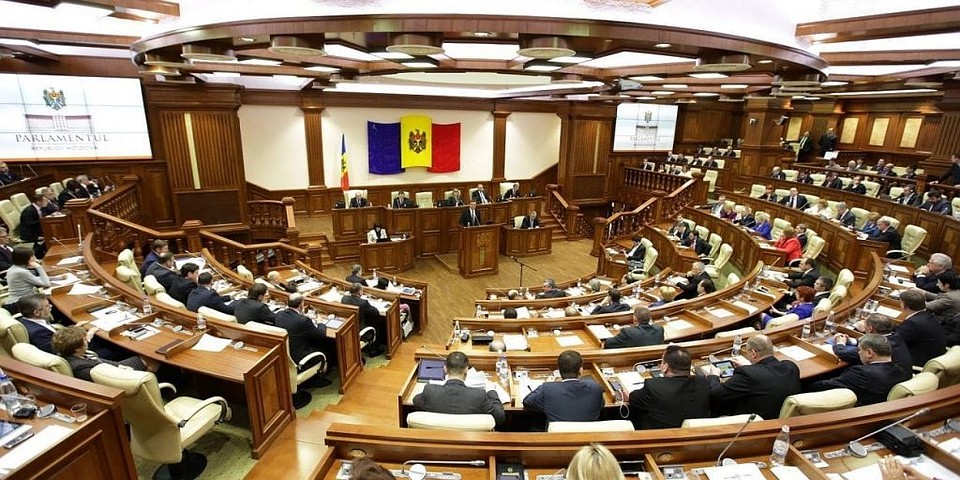 Президент Молдовы Игорь Додон предложил законодательно запретить политический туризм.