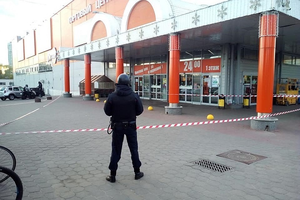 Рядом с гипермаркетом обнаружили безхозный пакет. Фото: Василий Семашко.