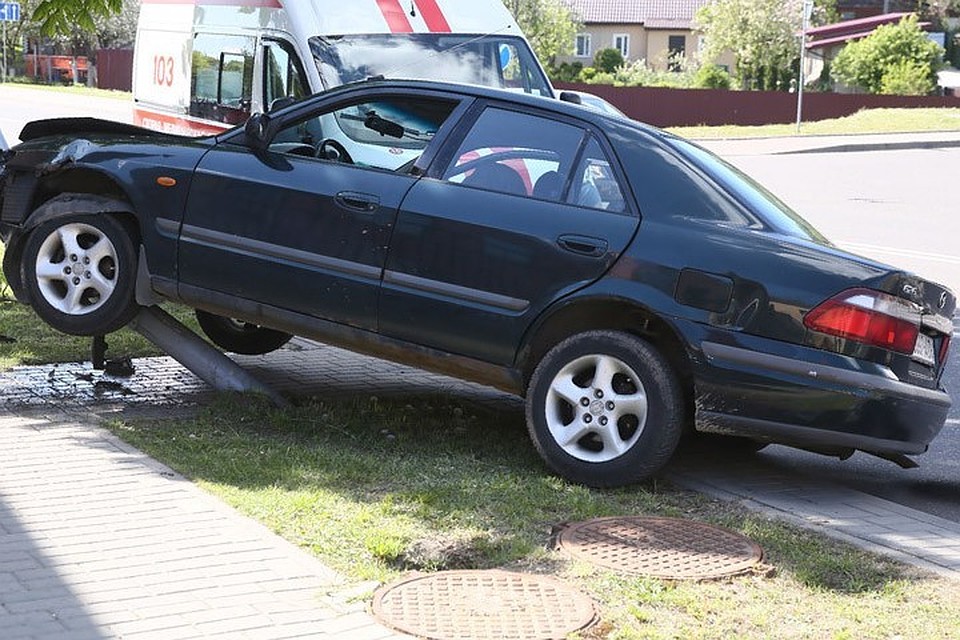 Из-за аварии автомобиль повис на столбе. Фото: belta.by
