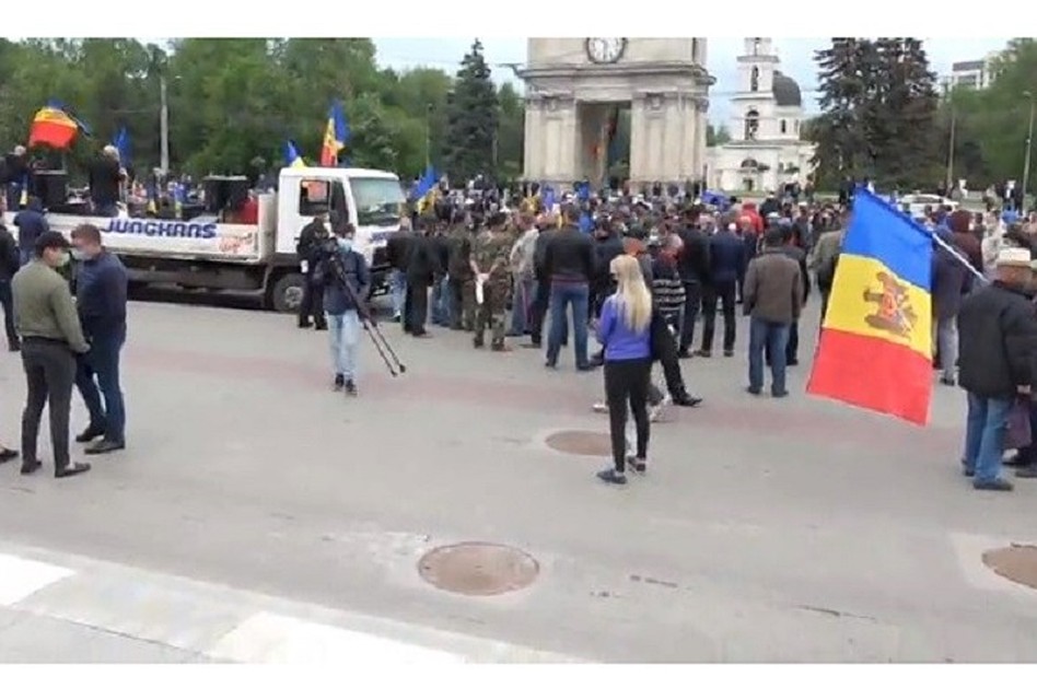 Митинг в центре Кишинева пока проходит мирно. Фото: скриншот видео