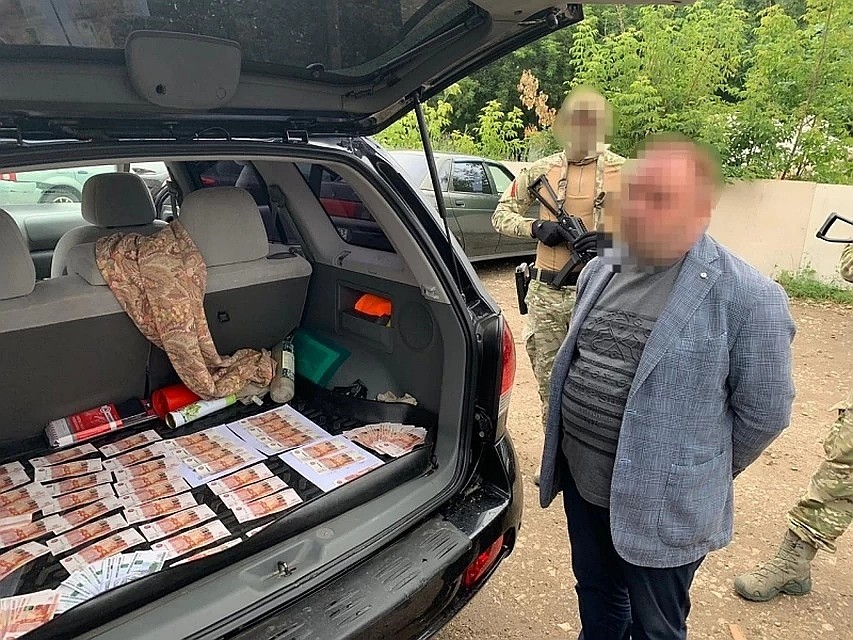 Мужчина попался на горячем прямо с деньгами