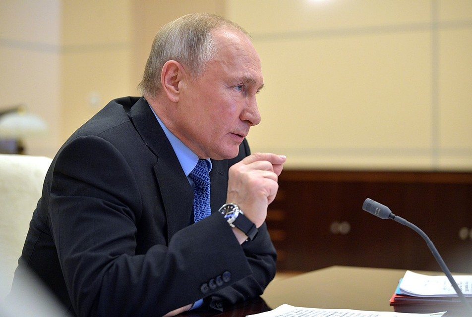 Путин поздравил главу правительства страны Михаила Мишустина с выздоровлением от коронавируса.