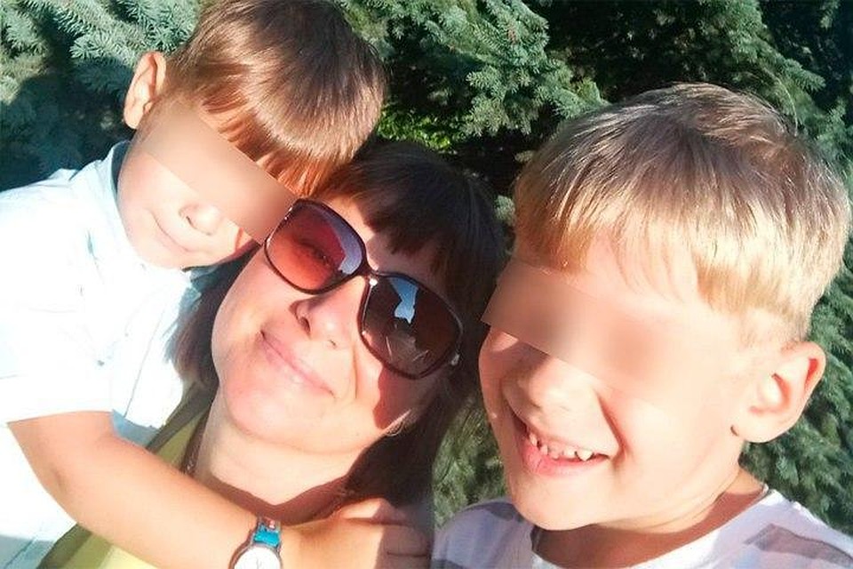 Женщина погибла, когда шла вместе с детьми домой