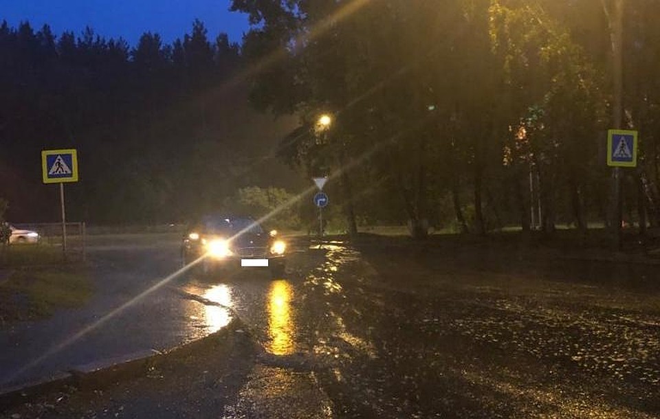 ДТП произошло во время сильного дождя.