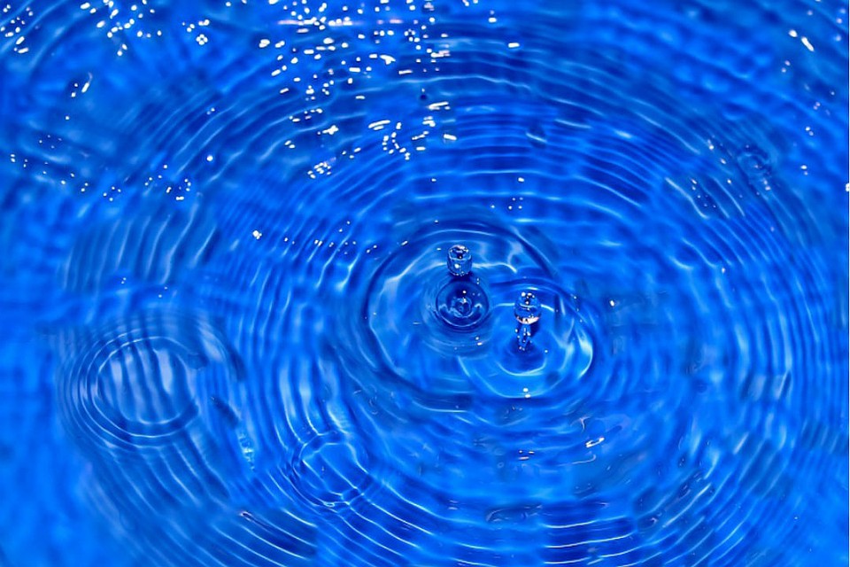 Ответ на то, какую воду пить - лучше всего артезианскую. Фото: pixabay.ru
