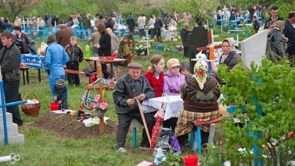 В прежние годы в Поминальный день на кладбищах Молдовы устраивали застолья.