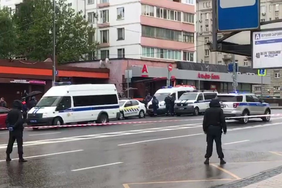 В здании на Земляном валу в Москве молодой мужчина удерживал в здании людей, часть сотрудников банка удалось вывести после переговоров.