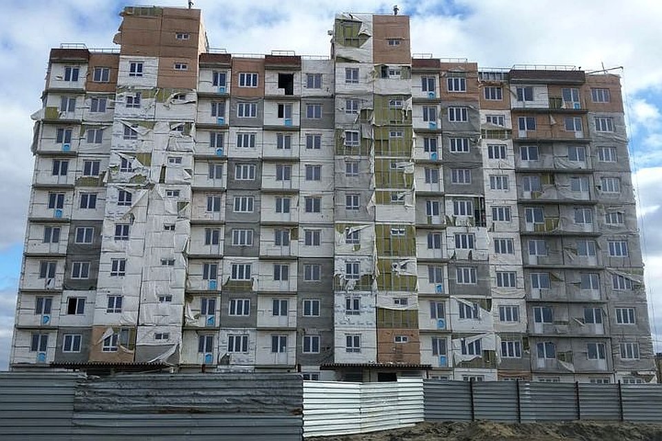 Так сейчас выглядит одна из десятиэтажек. По версии застройщика, она почти готова. Но жить в ней, конечно, нельзя. Фото: предоставлено дольщиками.