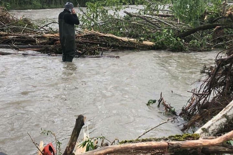 Бурный водный поток в Мостовском районе сносил все на своем пути. Фото: instagram.com/predgorieonline