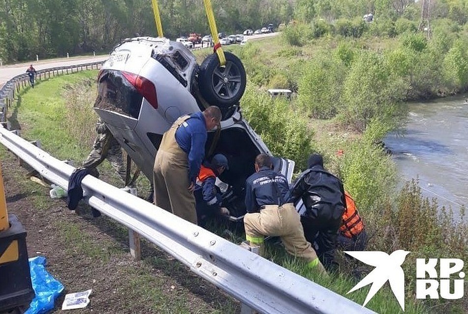 Машину вытащили из реки Уссури. В иномарке находились три человека.