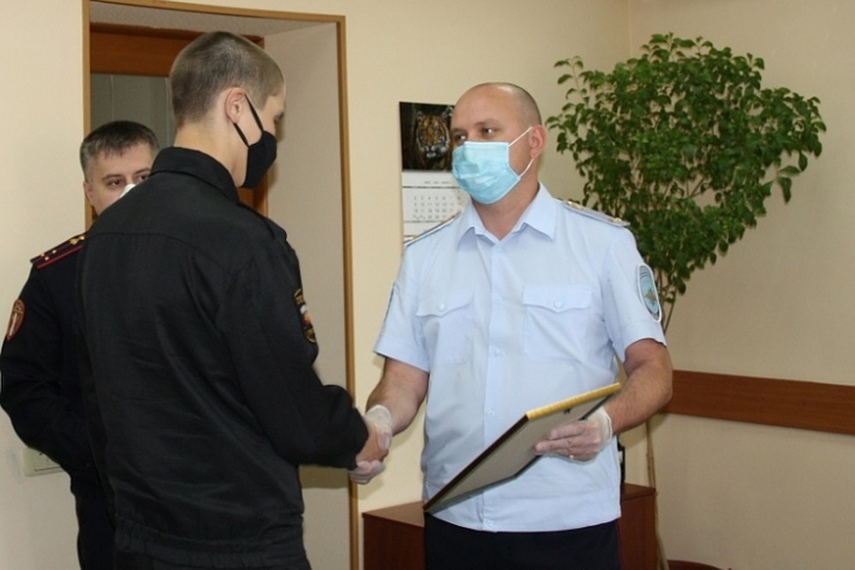 В Прокопьевске сотрудники ЧОПа не дали 2-летней девочке выпасть из окна. Фото: ГУ МВД России по Кемеровской области