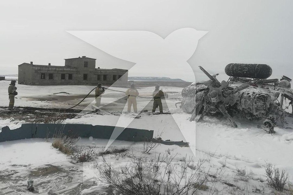 После удара о землю вертолет загорелся, пожар на месте аварии уже потушили