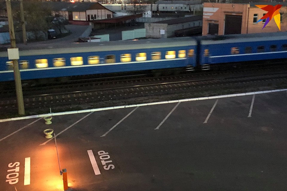 За 50 метров до приближающегося поезда женщина прыгнула на пути