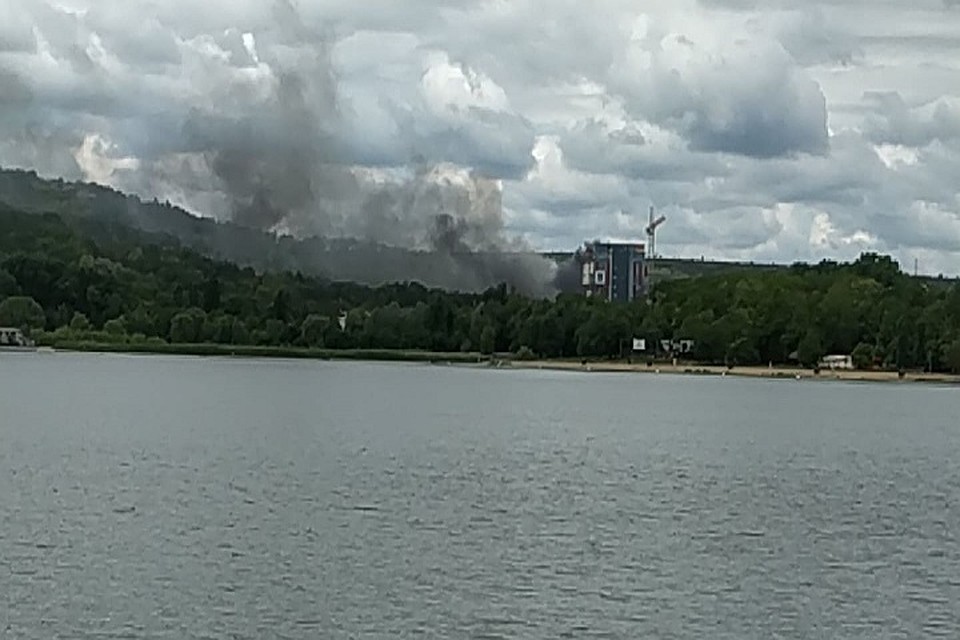 Небо заволокло дымом.