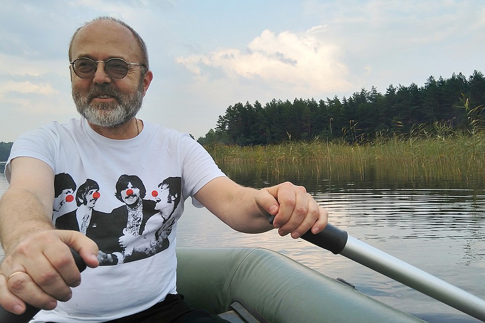 Алесь Аркуш во время традиционного путешествия на озерные острова год назад. Кстати, в майке на рок-н-ролльную тему! Фото: Личный архив