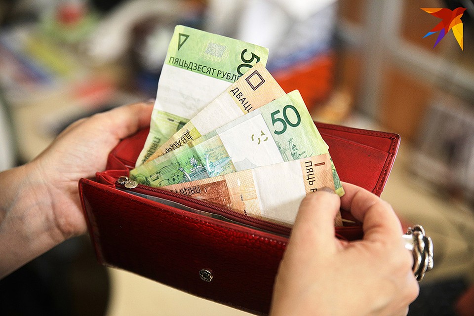 К середине мая 48,5% белорусов ощутили снижение своих доходов за последний месяц.