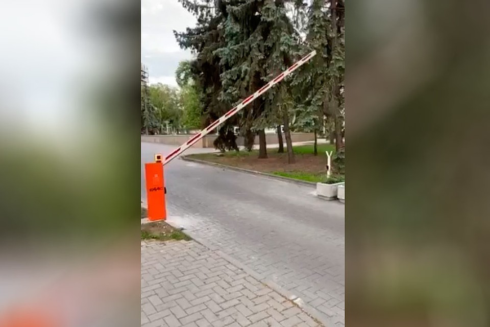 Перед Национальным театром оперы и балета Кишинева установили шлагбаум
