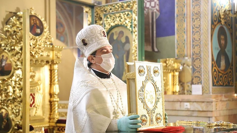 Богослужения в масках - это вызов времени. Церковь обязана сохранить здоровье прихожан и самих священников