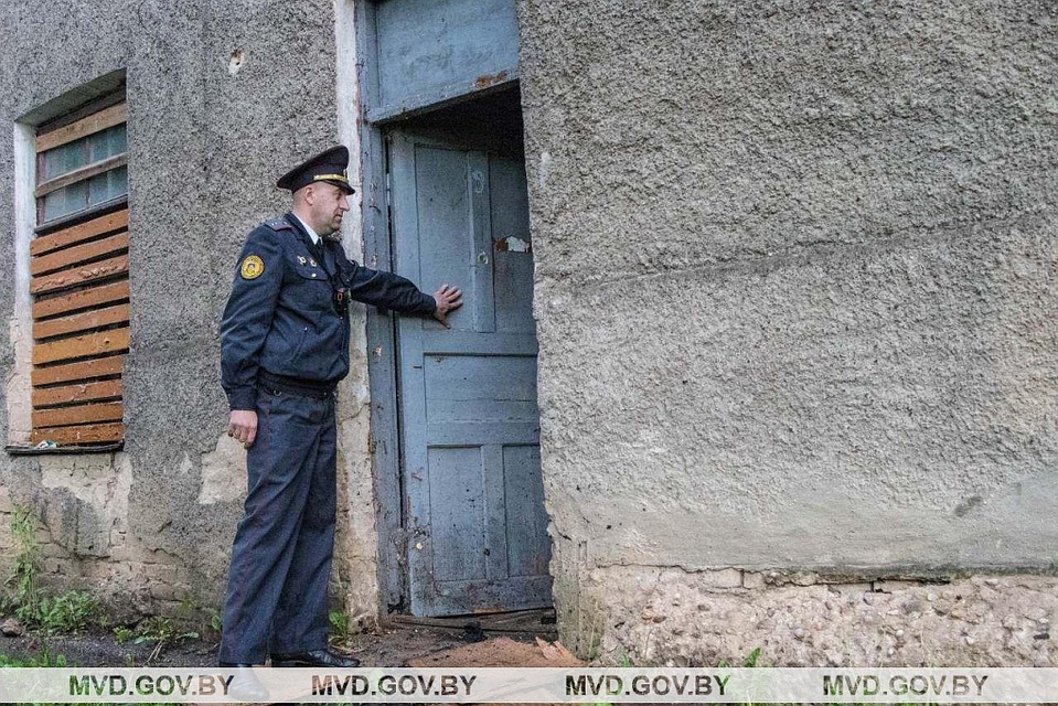 Внутри заброшенного дома на полу он увидел начинающий сильно разгораться костер. Фото: mvd.gov.by