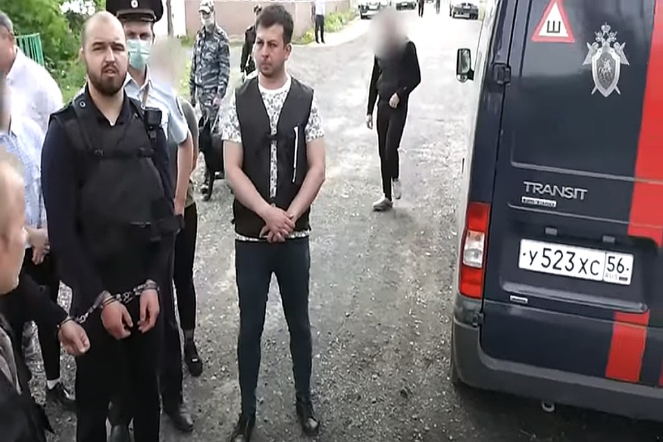 На время следственного эксперимента на подозреваемого (второй слева) надели бронежилет / СУ СК РФ по Оренбургской области