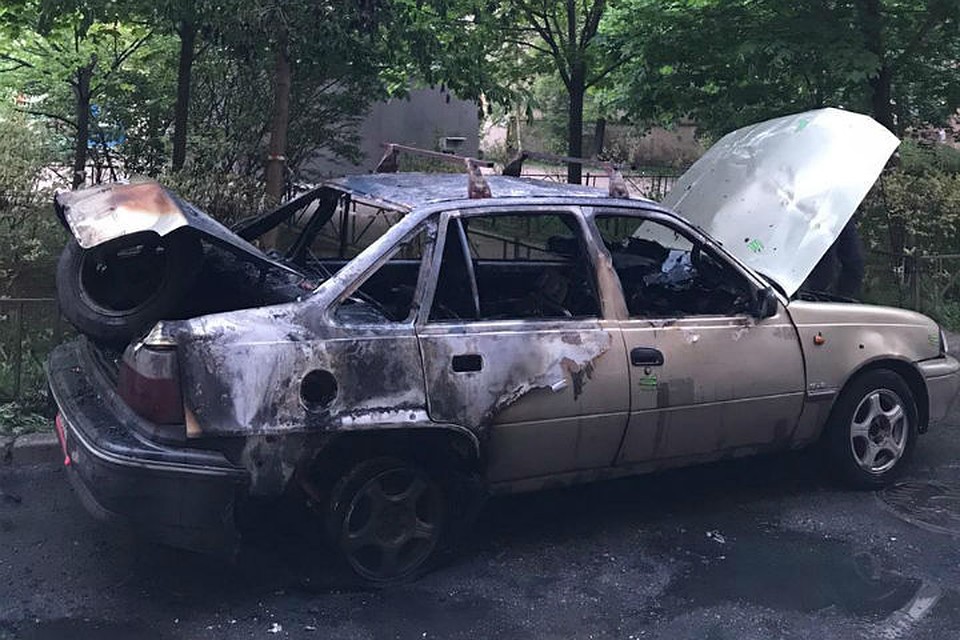 Полицейские спасли спящего мужчину из горящей машины в центре Санкт-Петербурга / Фото: ГУ МВД по СПб и ЛО