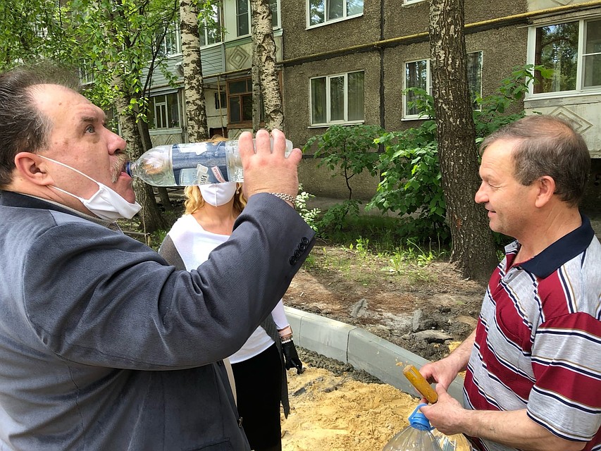 Местные жители напоили руководителя ТКС водой