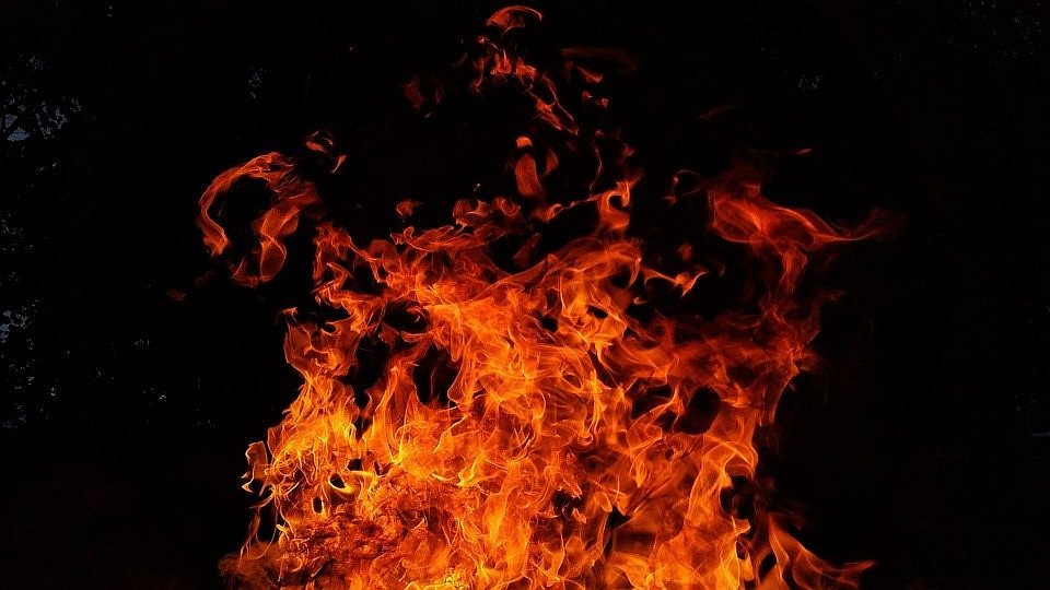 В Тюмени госпитализировали мужчину, который пытался потушить свое авто. Фото - pixabay.com.