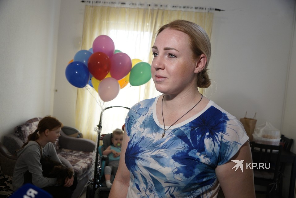 У Юлии трое детей, женщина живет без мужа и платит ипотеку.
