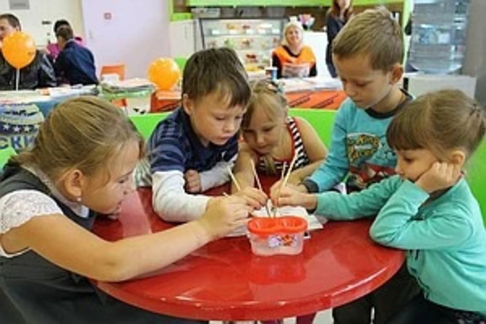 "Книги решили с Егоркой поделить между ребятами, чтобы у каждого был по одному тому..."