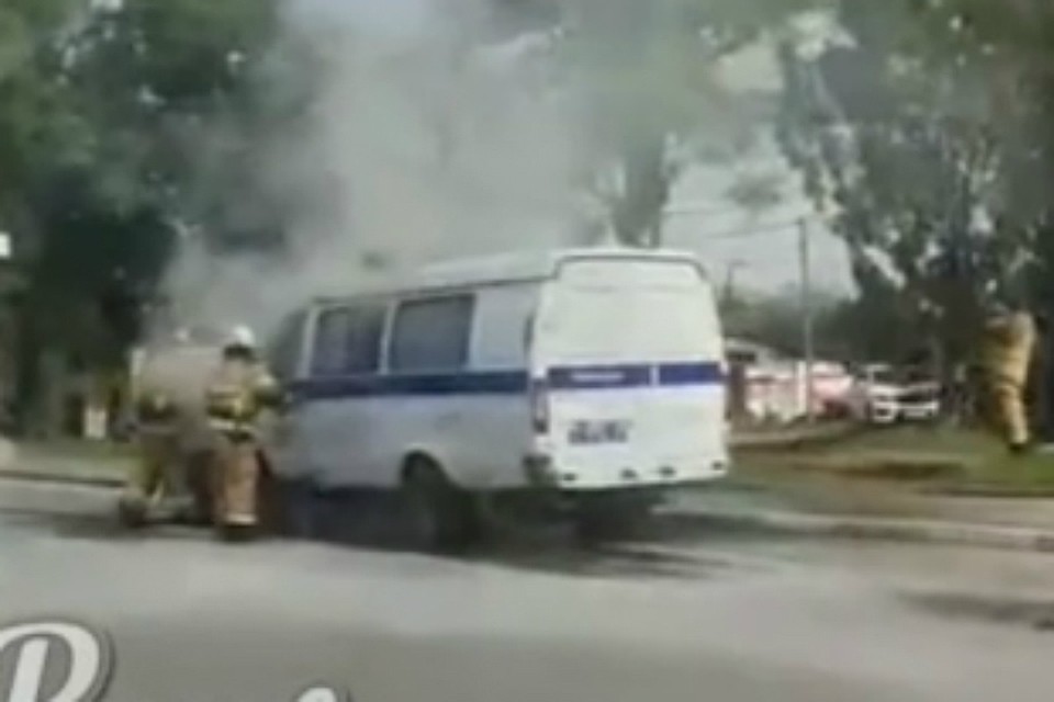 В Ростове по неизвестным причинам задымилась полицейская машина. Фото: соцсети