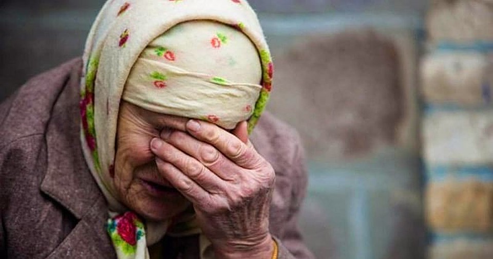 Преступник избил старушку из-за мизерной наживы.