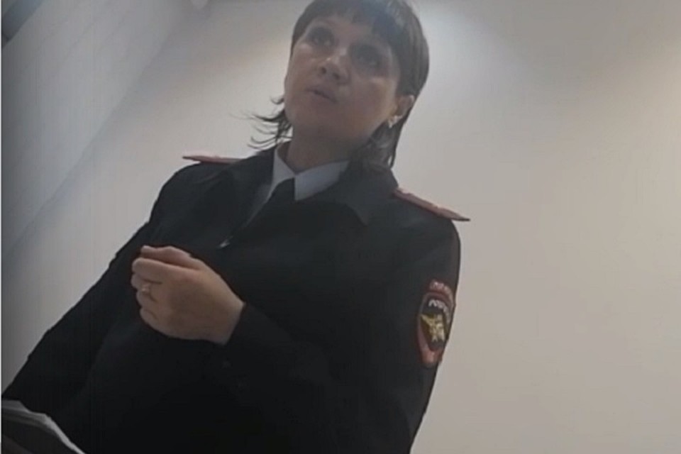 Сотрудница полиции Тюмени оскорбила посетителя. Она требовала его надеть маску, но сама была без нее. Скриншот видео